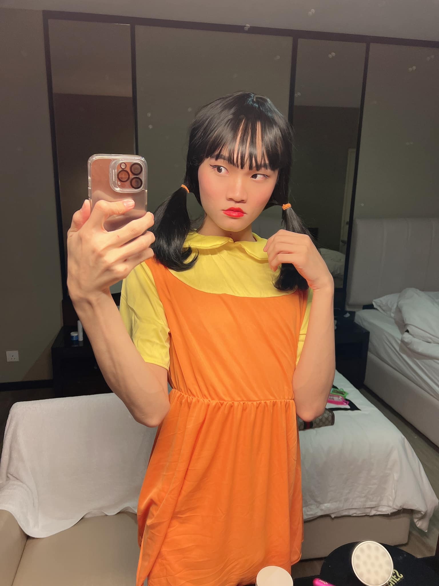 警方已展开调查 大马争议网红男扮女装王宫前扮性感