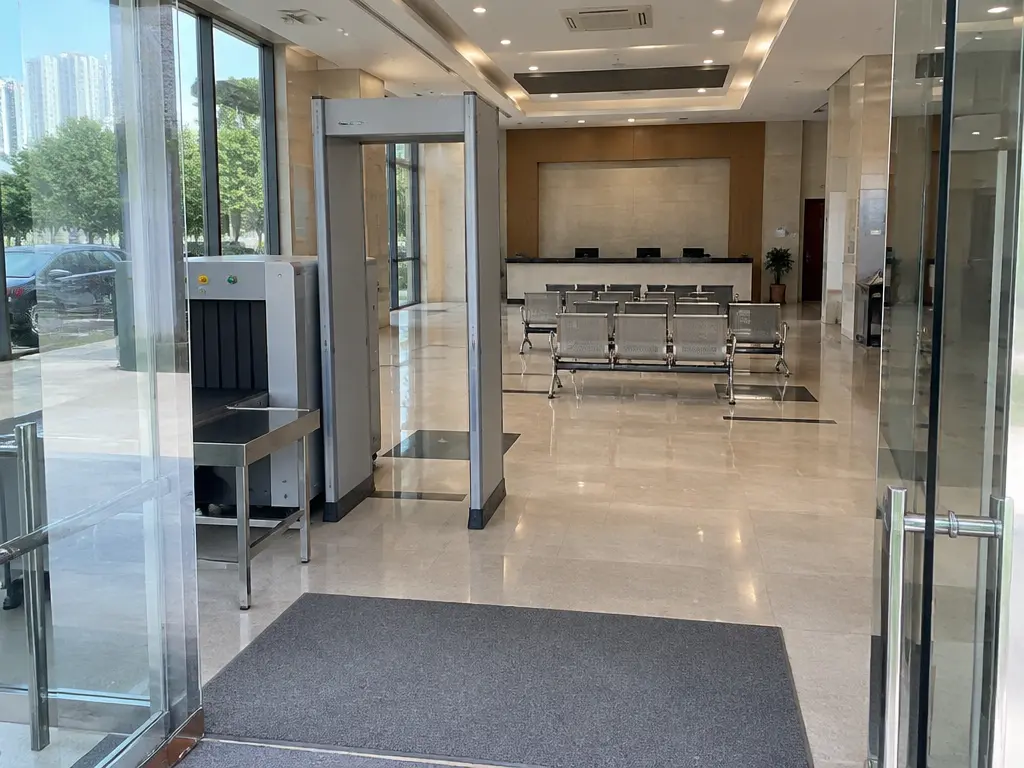 公共机构入口与等候区示意,并非反贪会总部实际现场。