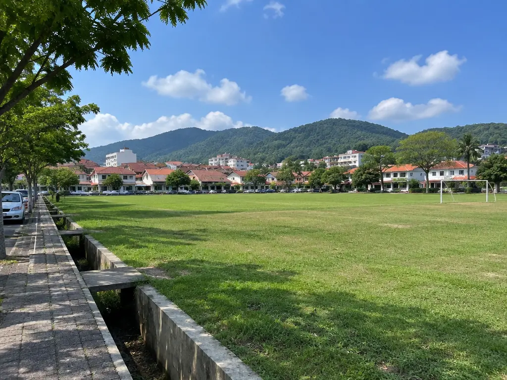 良好空气环境的示意画面，远处建筑与山丘轮廓清晰可见。