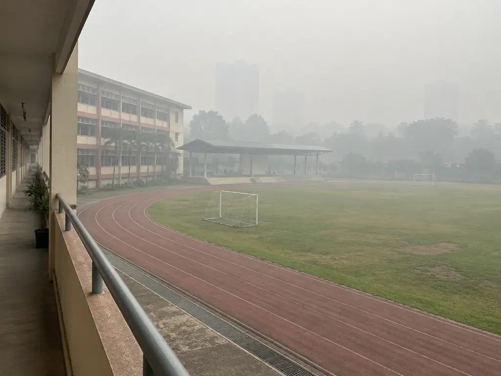 烟霾中空无一人的学校操场