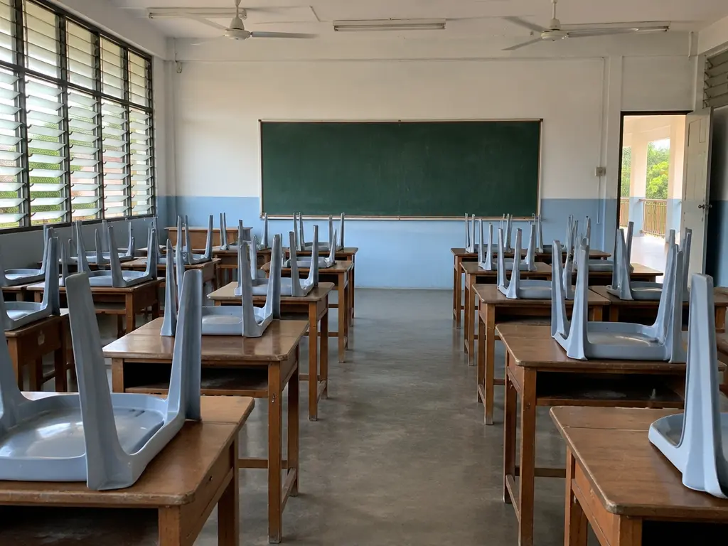 放假期间空无一人的本地小学课室,椅子叠放在桌上
